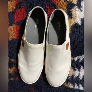 BRAND NEW NEVER WORN! OLUJAI WHITE SLIP ONS